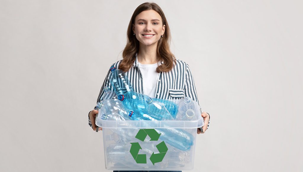 Geri dönüşüm kutusunda plastik şişeler