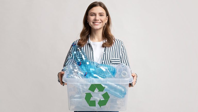 Geri dönüşüm kutusunda plastik şişeler