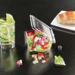 Şeffaf sızdırmaz kapta çoban salatası