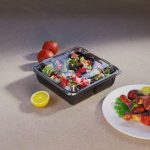 Kapaklı siyah salata kabında mevsim salatası